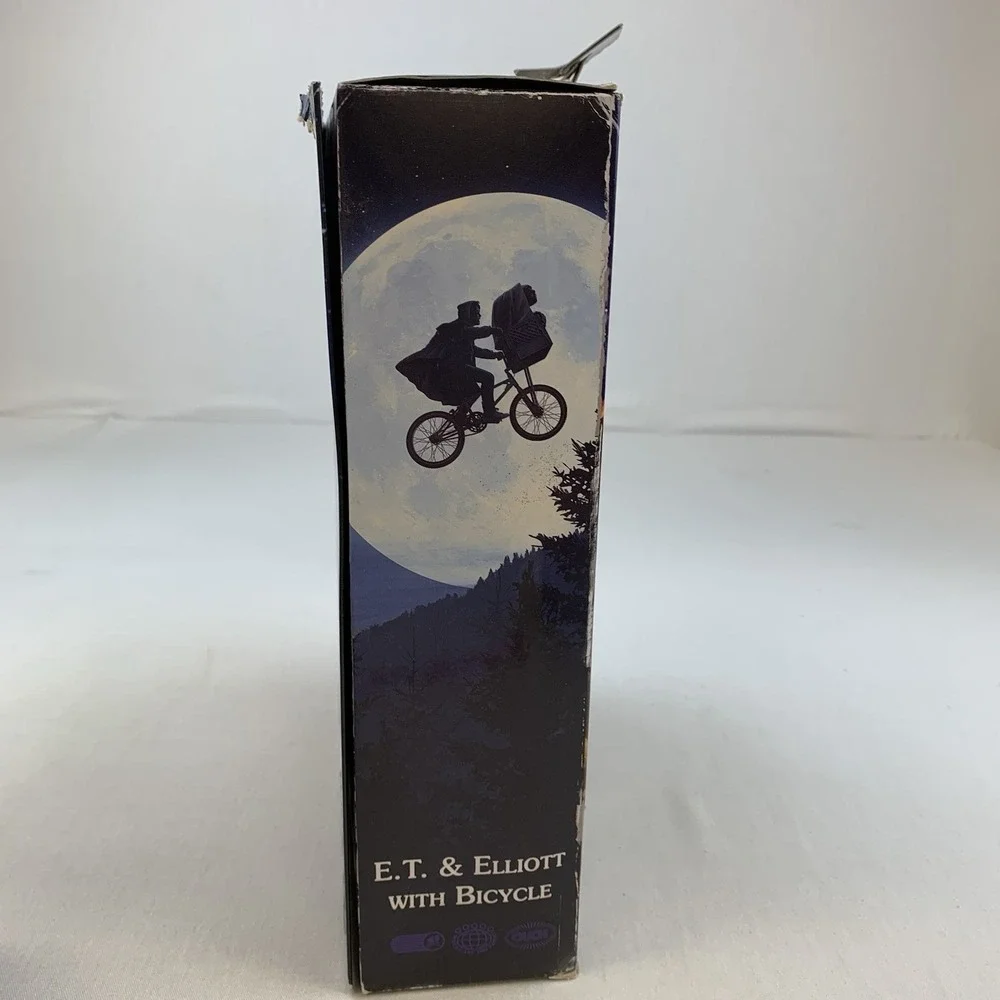 NECA E.T The‎ Extra-Terrestrial 40th Anniversary Elliott and E.T. on Bicycle Set